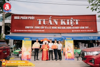 DUCANH BOND TẠI BÌNH DƯƠNG – TRAO QUÀ TẾT NHÀ PHÂN PHỐI TUẤN KIỆT